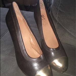High heeled leather pumps.